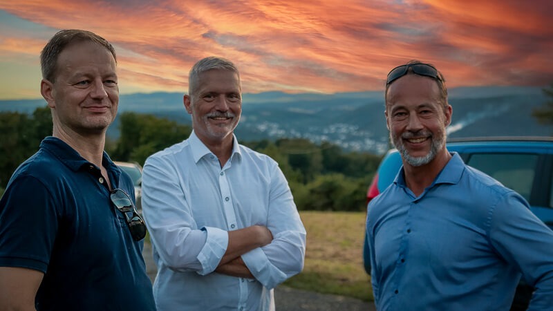 Jan Bollinger, Ralf Schönborn und Matthäus Kilkowski im Sonnenuntergang auf der Rheinhöhe anlässlich des Sommerfestes 2024