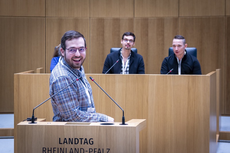 Marcel Pilipps steht für die Zukunft Pose, beim Landtagsbesuch von Jan Bollinger