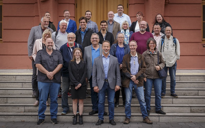 Jan Bollinger mit seinen Gästen stehen zum Gruppenfoto vor dem Eingang des Landtages in Mainz